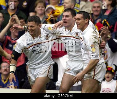 Bradford Bulls Michael Withers (al centro) celebra la sua prima prova contro Leeds Rhinos con i compagni di squadra Henry Paul (a sinistra) e Stuart Spruce durante la finale della Silk Cut Challenge Cup a Murrayfield, Edimburgo. Foto Stock