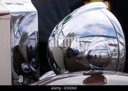 Una delle auto d'epoca del primo rally mondiale, che fu stared da Sir Stirling Moss sul Tower Bridge di Londra. 100 auto d'epoca o classiche, ha iniziato la gara. * il percorso include la Via della Seta per la Cina, il deserto di Taklimaken, poi si è sollevato da Pechino in Alaska, le Montagne Rocciose, il Canada e l'America, per un altro volo da New York a Marrakech, quindi di nuovo al traguardo al Tower Bridge dopo aver costeggiato il deserto del Sahara. Foto Stock