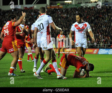 Rugby League - Stobart Super League - St Helens / Dragons catalano - Langtree Park. I draghi catalani Remi Casty segnano la loro prova di apertura durante la partita della Stobart Super League al Langtree Park, St Helens. Foto Stock