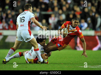 I draghi catalani Leon Pryce sono affrontati da Sia Soliola di St Helens durante la partita Stobart Super League a Langtree Park, St Helens. Foto Stock