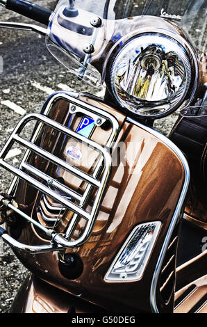 Scooter Vespa abstract in bronzo Foto Stock