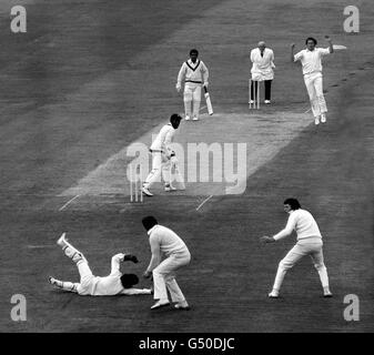 Alan Knott, il guardiano del wicket inglese (sotto a sinistra), non riesce a raccogliere la palla e un cazzo da viv Richards (centro, che tiene il bat) delle West Indies, fuori da una palla da Chris Old (in alto a destra), durante il loro primo test di cricket Match a Trent Bridge, Nottingham. Foto Stock