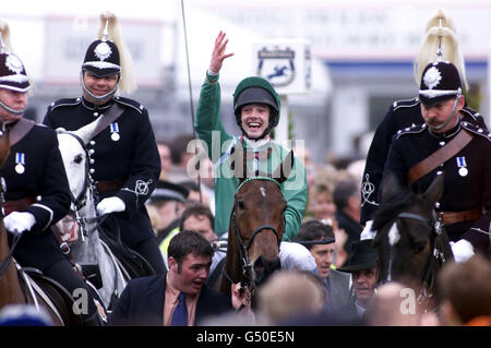 Vincitore del Grand Nat Papillon Walsh. Felicissima jockey Ruby Walsh (centro), a cavallo di Papillon, celebra la vittoria del Martell Grand National 2000, all'ippodromo Aintree di Liverpool. Foto Stock