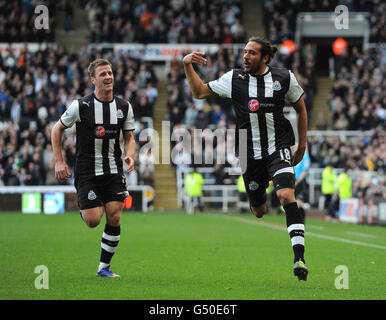 Jonas Gutierrez (a destra) di Newcastle United festeggia con Ryan Taylor dopo aver segnato il secondo gol del suo fianco durante la partita della Barclays Premier League alla Sports Direct Arena di Newcastle. Foto Stock