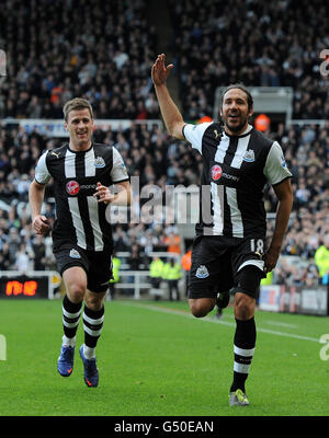 Jonas Gutierrez (a destra) di Newcastle United festeggia con Ryan Taylor dopo aver segnato il secondo gol del suo fianco durante la partita della Barclays Premier League alla Sports Direct Arena di Newcastle. Foto Stock