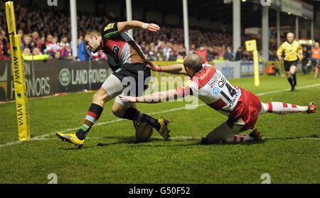 Ross Chisholm di Harlequins batte Charlie Sharples di Gloucester per provare durante la partita di Aviva Premiership a Kingsholm, Gloucester. Foto Stock