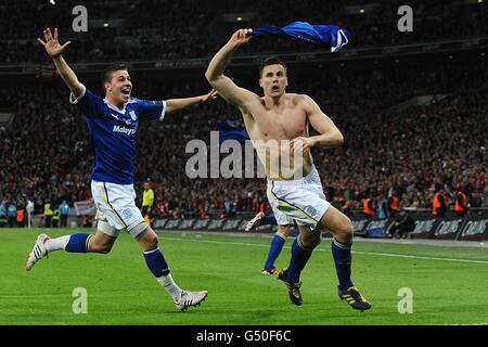 Calcio - Carling Cup - finale - Cardiff City / Liverpool - Stadio di Wembley. Ben Turner (a destra) di Cardiff City celebra dopo aver segnato un ultimo equalizzatore per rendere il punteggio 2-2, profondo in tempo extra Foto Stock