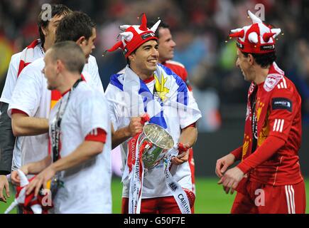 Calcio - Carling Cup - finale - Cardiff City / Liverpool - Stadio di Wembley. Luis Suarez (centro) di Liverpool festeggia con il trofeo Carling Cup accanto ai compagni di squadra, dopo la vittoria nella punizione sparatutto Foto Stock