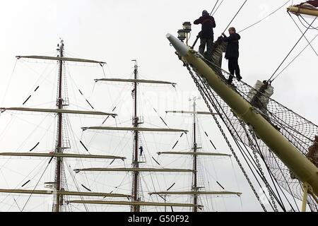 I membri dell'equipaggio del Rigger Russo Square Mir preparano la loro nave a Southampton Docks per l'inizio di Tall Ships 2000, cinque giorni di festa della vela. Le 26 navi partiranno in una sfilata di vele per iniziare una gara di ritorno sull'Atlantico. *.. per segnare il millennio. La gara è organizzata dall'International Sail Training Association e metà dell'equipaggio di ogni nave deve avere un'età compresa tra i 15 e i 25 anni. Foto Stock