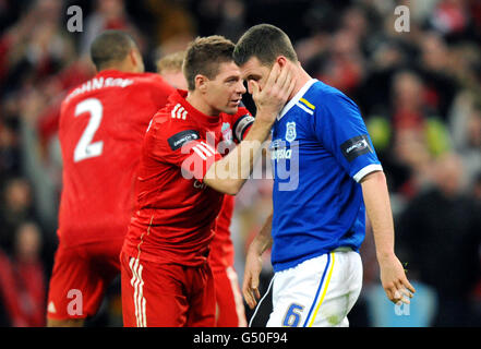 Calcio - Carling Cup - finale - Cardiff City / Liverpool - Stadio di Wembley. Anthony Gerrard (a destra) di Cardiff City si trova sconcertato perché è consolato dal cugino Steven Gerrard dopo la sua manchessa di pena Foto Stock