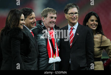 John W Henry, proprietario di Liverpool (a destra), e il presidente Tom Werner (A sinistra) con il manager di Liverpool Kenny Dalglish (al centro) festeggia Foto Stock