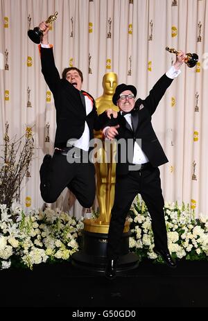 William Joyce e Brandon Oldenburg con il premio Best animated Short Film, ricevuto per i fantastici Flying Books di MR Morris Lessmore, all'84th Academy Awards al Kodak Theatre di Los Angeles. Foto Stock