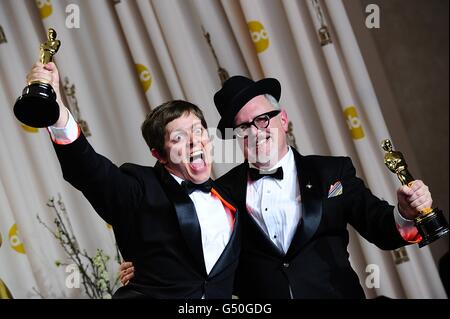 William Joyce e Brandon Oldenburg con il premio Best animated Short Film, ricevuto per i fantastici Flying Books di MR Morris Lessmore, all'84th Academy Awards al Kodak Theatre di Los Angeles. Foto Stock