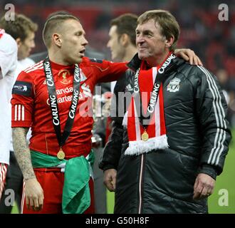 Calcio - Carling Cup - finale - Cardiff City / Liverpool - Stadio di Wembley. Craig Bellamy di Liverpool (a sinistra) festeggia con il suo manager Kenny Dalglish Foto Stock