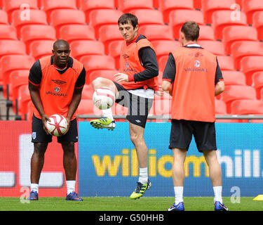 Calcio - International friendly - Inghilterra / Paesi Bassi - Inghilterra sessione di allenamento - Stadio di Wembley. Leighton Baines (centro) in Inghilterra durante gli allenamenti odierni al Wembley Stadium Foto Stock