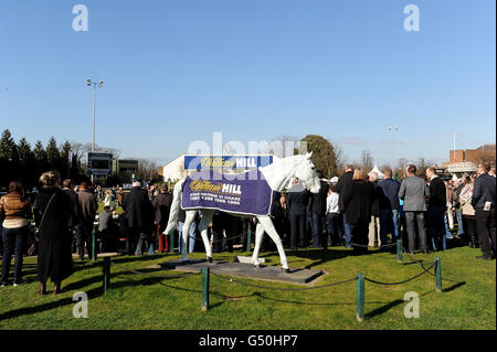 Corse ippiche - Racing Plus Chase Day - Kempton Park. William Hill marchiando sulla statua delle orchidee del deserto a Kempton Park Foto Stock