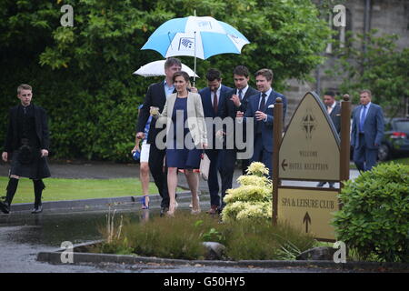 L'attrice Vicky McClure (anteriore) e gli ospiti del Mar Hall resort nel Renfrewshire, per il matrimonio di attore Martin Compston a Tianna Chanel Flynn. Foto Stock