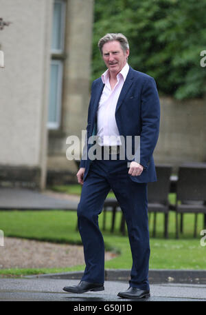 Attore Adrian Dunbar al Mar Hall resort nel Renfrewshire, per il matrimonio di attore Martin Compston a Tianna Chanel Flynn. Foto Stock