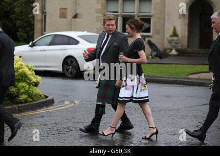 Attore Greg McHugh al Mar Hall resort nel Renfrewshire, per il matrimonio di attore Martin Compston a Tianna Chanel Flynn. Foto Stock