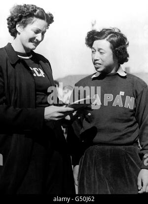 Nina Dumbadze, a sinistra, il lanciatore russo del disco, chiacchierando con Toyoko Nakamura-Yoshino, membro della squadra giapponese durante l'allenamento al villaggio olimpico Foto Stock