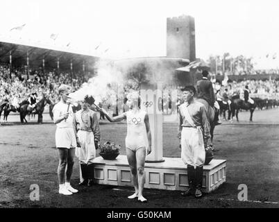La cerimonia di apertura degli eventi equestri delle Olimpiadi del 1956. Le principali Olimpiadi si tennero a Melbourne ma, a causa delle leggi australiane sulla quarantena, gli eventi equestri si tennero a Stoccolma, in Svezia. Foto Stock