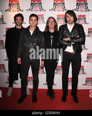 Justin Young, Arni Hjorvar, Freddie Cowan e Pete Robertson dei vaccini che arrivano per i NME Awards 2012 alla O2 Brixton Academy di Londra. Foto Stock