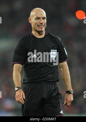 Calcio - International friendly - Gary Speed Memorial Match - Galles / Costa Rica - Cardiff City Stadium. Howard Webb, referente Foto Stock