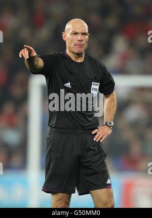 Calcio - International friendly - Gary Speed Memorial Match - Galles / Costa Rica - Cardiff City Stadium. Howard Webb, referente Foto Stock