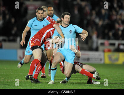 Il London Broncos Chris Baily viene affrontato da Salford City Reds' Stuart Howarth e Matty Ashurst durante la partita di Stobart Super League al Salford City Stadium di Salford. Foto Stock