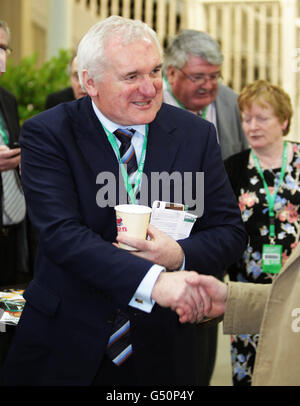 L'ex Taoiseach Bertie Ahern arriva alla RDS (Royal Dublin Society) di Dublino per la Fianna Fail Ard Fheis. Foto Stock