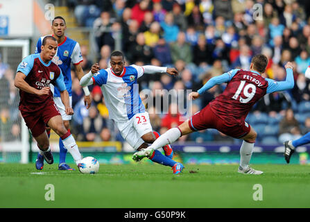 Il Junior Hoilett di Blackburn (al centro) è affrontato da Stiliyan Petrov di Aston Villa (a destra) durante la partita della Barclays Premier League a Ewood Park, Blackburn. Foto Stock