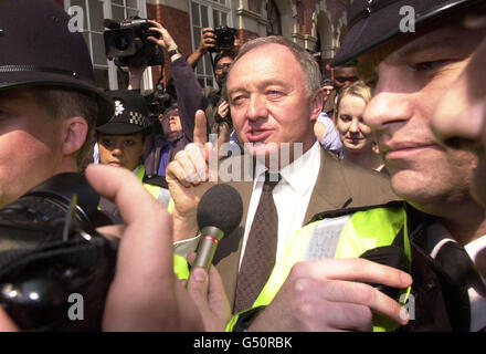 Il neo eletto sindaco di Londra Ken Livingstone è circondato dai media dopo aver lasciato il Queen Elizabeth II Conference Center a Londra, dove è stato annunciato il risultato delle elezioni per il sindaco. * Livingstone ha vinto un totale di 776,427 voti a 564,137 per il candidato conservatore Steve Norris dopo che gli altri candidati sono stati eliminati in un primo turno di conteggio. Foto Stock