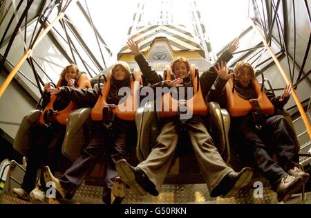 Band pop irlandese Bewitched Godetevi il nuovo giro autunnale di Apocalypse, durante il suo lancio al Drayton Manor Park, nello Staffordshire. L-R: Lindsay Armaou, Sinead o'Carroll, Keavy Jane Lynch e sorella Edele Lynch. Foto Stock