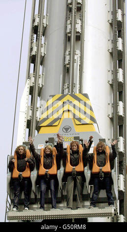 La band pop irlandese si è incantata e si è goduta la nuova corsa in caduta libera di Apocalypse, durante il suo lancio al Drayton Manor Park, nello Staffordshire. L-R: Lindsay Armaou, Sinead o'Carroll, Keavy Jane Lynch e sorella Edele Lynch. Foto Stock