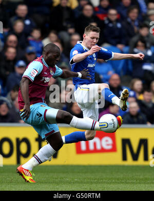 Calcio - Npower Football League Championship - Cardiff City / West Ham United - Cardiff City Stadium. Joe Mason (a destra) di Cardiff City e Abdoulaye Faye del West Ham United combattono per il possesso della palla Foto Stock