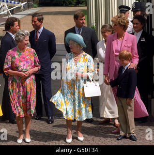 La Regina Madre è circondata dalla sua famiglia mentre celebra il suo 92° compleanno fuori Clarence House, Londra. (l-r) la Regina Elisabetta II, la Regina Madre e la Principessa del Galles (con il Principe harry davanti). Dietro, da sinistra a destra; Lord Linley, il Principe di Galles, il Duca di York, e Lady Armstrong-Jones Foto Stock