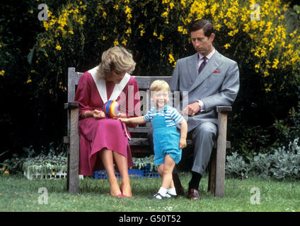 Una principessa Diana di Galles incinta, il Principe Carlo e il Principe Guglielmo nel giardino di Kensington Palace, Londra. Foto Stock