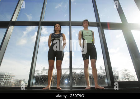 Le coxes per Oxford Zoe De Toledo e Cambridge ed Bosson durante il pesano in per la 158a gara di barca, di fronte allo Stadio Olimpico sul tetto di Formans Fish Island, a Londra. Foto Stock