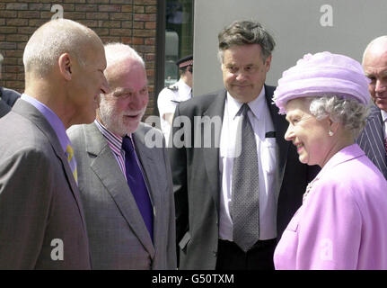 Lo scultore, Sir Anthony Caro, (seconda a sinistra) si trova accanto a Sir Norman Foster (sinistra) a Southwark, Londra, che ha lavorato insieme al progetto Millennium Bridge, Greet the Queen, che ha aperto ufficialmente il ponte. * la costruzione del ponte più recente di Londra sul Tamigi ha aperto il collegamento alla nuova galleria Tate Modern e alla riva settentrionale del Tamigi. Foto Stock