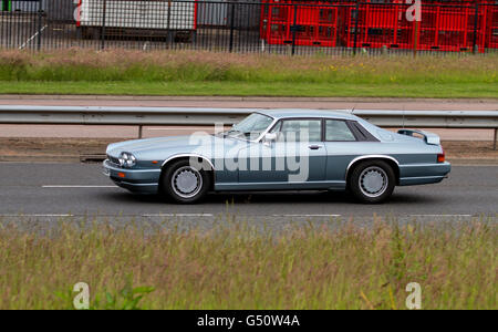 Una Jaguar XJS super touring car che viaggia lungo il Kingsway West a doppia carreggiata a Dundee, Regno Unito Foto Stock