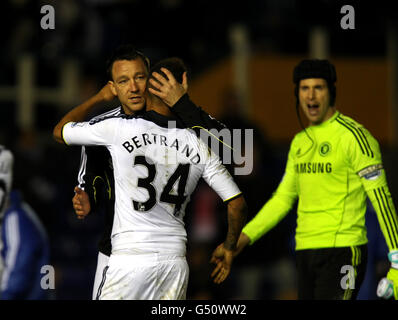 Calcio - fa Cup - Fifth Round Replay - Birmingham City / Chelsea - St Andrews. John Terry di Chelsea (a sinistra) festeggia con il compagno di squadra Ryan Bertrand alla fine della partita Foto Stock