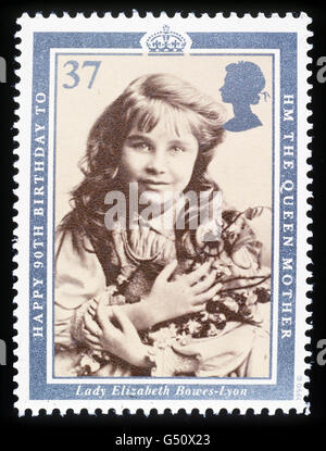 Una foto di un francobollo precedentemente emesso con la Regina Madre. Vengono emessi francobolli che presentano quattro generazioni della Famiglia reale per commemorare il centesimo compleanno della Regina Madre. La Royal Mail sta producendo un foglio in miniatura di quattro francobolli 27p. *.. Con ritratti della Regina Madre, della Regina, del Principe di Galles e del Principe Guglielmo ambientato in una foto di gruppo più grande. Foto Stock