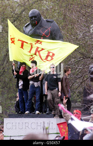 I dimostranti si trovano sulla statua del leader del tempo di guerra Winston Churchill, che è stata affrontata, in Piazza del Parlamento durante la demo anticapitalista di Londra. * la dimostrazione intorno all'area di Westminster, è prevista per rendere l'area verde, piantando alberi e piante in mucchi di letame, da parte dei manifestanti. Foto Stock