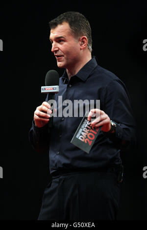 Freccette - McCoys Premier League 2012 - Westpoint Arena. IL presentatore DI freccette SKYSPORTS Dave Clark Foto Stock