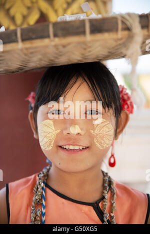 Giovane ragazza sorridente con pasta thanaka sulle sue guancie progettato come foglie, Kothudaw Pagoda, Mandalay Mandalay Regione, Myanmar Foto Stock