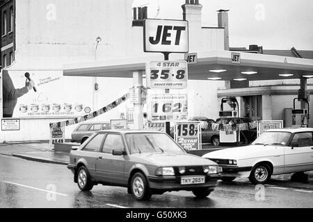 Industria del carburante - aumento della dotazione di bilancio - Jet Petrol Station, Leyton, East London Foto Stock