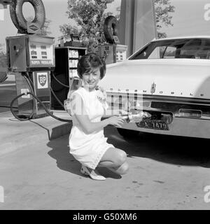 All'apertura ufficiale della prima stazione di benzina americana della BP è Beth Mack, 27 anni, che serve benzina da una pompa che porta il ben noto segno ad Atlantic, Georgia. Si tratta di una delle 9,700 stazioni di servizio sulla costa orientale che, gestita dalla controllata di British Petroleum BP Oil Corporation, fornisce a BP un punto vendita negli Stati Uniti. Le stazioni sono state prese in consegna in un multi-milione sterlina affare il mese scorso. Foto Stock