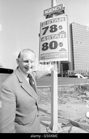 Il sig. John Fraser, ministro dei prezzi e della tutela dei consumatori, indica i prezzi del carburante esposti al di fuori di una stazione di servizio a sud di Londra. Ha visitato le stazioni di servizio a Londra prima di nuove normative, anche quando i garage pubblicizzano riduzioni di prezzo visibili dalla strada, dovranno mostrare i prezzi netti più bassi per almeno due tipi di benzina, uno dei quali deve essere a quattro stelle Foto Stock