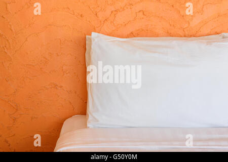 Morbidi cuscini e coperta di stile moderno su un letto Foto Stock