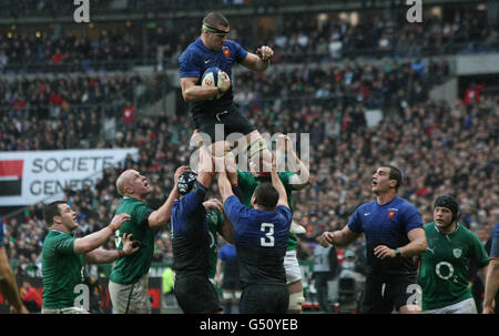 La francese Imanol Harinordoquy prende una fila durante la partita RBS 6 Nations allo Stade de France, Parigi, Francia. Foto Stock